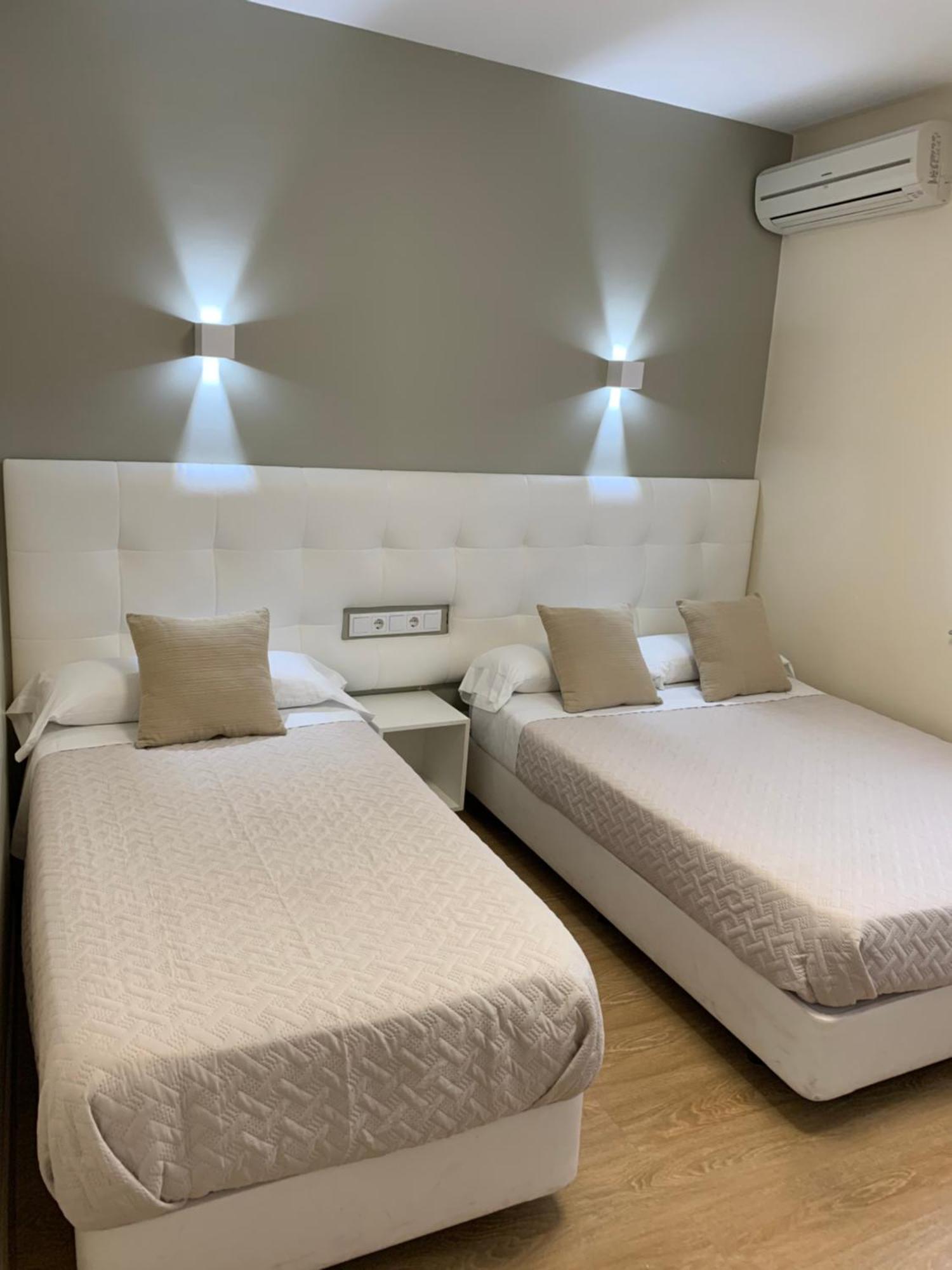 Hostal El Rocio Paracuellos de Jarama Buitenkant foto